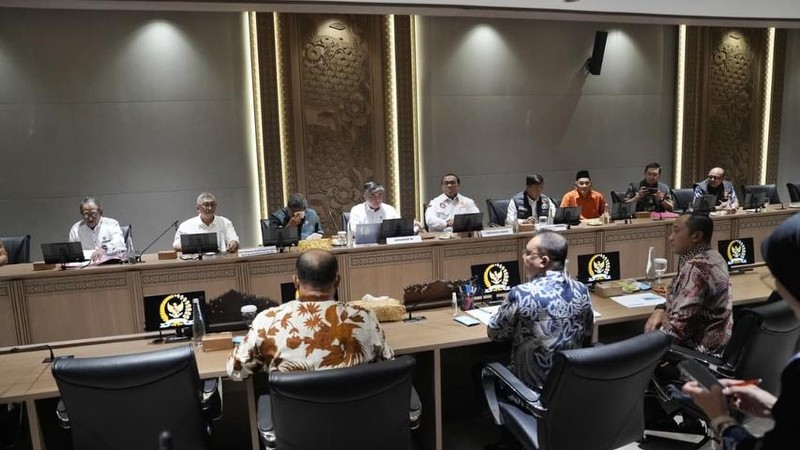 Dewan Perwakilan Rakyat (DPR) bersama pemerintah dan serikat buruh sebagai bagian dari Satuan Tugas Mitigasi Pemutusan Hubungan Kerja (PHK) menggelar pertemuan di Gedung Nusantara III, kompleks parlemen, Senayan, Jakarta Pusat, Jumat (26/6/2026). (I