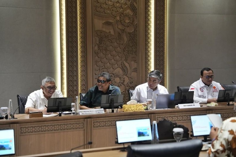 Dewan Perwakilan Rakyat (DPR) bersama pemerintah dan serikat buruh sebagai bagian dari Satuan Tugas Mitigasi Pemutusan Hubungan Kerja (PHK) menggelar pertemuan di Gedung Nusantara III, kompleks parlemen, Senayan, Jakarta Pusat, Jumat (26/6/2026). (Instagram/sufmi_dasco)