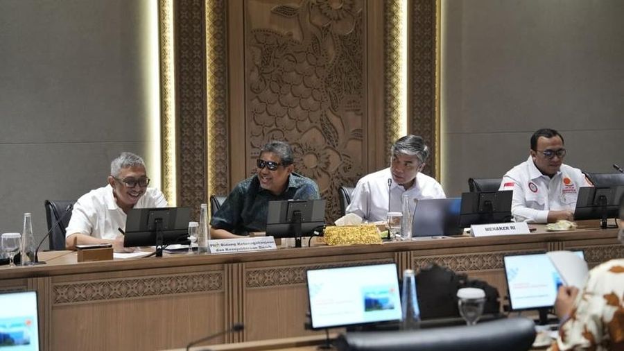 Dewan Perwakilan Rakyat (DPR) bersama pemerintah dan serikat buruh sebagai bagian dari Satuan Tugas Mitigasi Pemutusan Hubungan Kerja (PHK) menggelar pertemuan di Gedung Nusantara III, kompleks parlemen, Senayan, Jakarta Pusat, Jumat (26/6/2026).