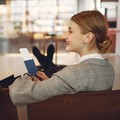 Individu High Class sedang Travelling menikmati Lounge Bandara. (Dok. Pexels)