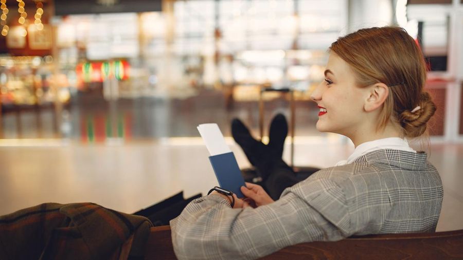 Individu High Class sedang Travelling menikmati Lounge Bandara. (Dok. Pexels)