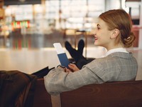 Individu High Class sedang Travelling menikmati Lounge Bandara. (Dok. Pexels)
