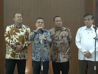 Foto: Konferensi pers pimpinan DPR, pemerintah, dan pimpinan organisasi serikat buruh di Gedung Nusantara III, kompleks parlemen, Senayan, Jakarta, Jumat (26/6/2026). (Tangkapan Layar YouTube Sin Po TV)
