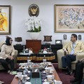 Menteri Keuangan Purbaya menerima Kepala BGN Nanik S. Deyang untuk membahas paya efisiensi anggaran, penanganan inefisiensi serta pengawasan dalam pelaksanaan program MBG, dan rencana akselerasi untuk wilayah 3T (Terdepan, Terluar, Tertinggal). (Inst