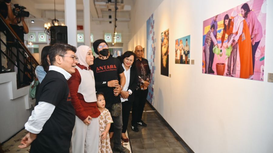 Menteri Komunikasi dan Digital Meutya Hafid saat mengunjungi Pameran Foto Jurnalistik Antara bertema Perisai Tunas di Antara Heritage Center, Jakarta Pusat, Kamis (25/06/2026). (Dok. Komdigi/Ahmad Tri Hawaari)
