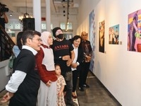 Menteri Komunikasi dan Digital Meutya Hafid saat mengunjungi Pameran Foto Jurnalistik Antara bertema Perisai Tunas di Antara Heritage Center, Jakarta Pusat, Kamis (25/06/2026). (Dok. Komdigi/Ahmad Tri Hawaari)
