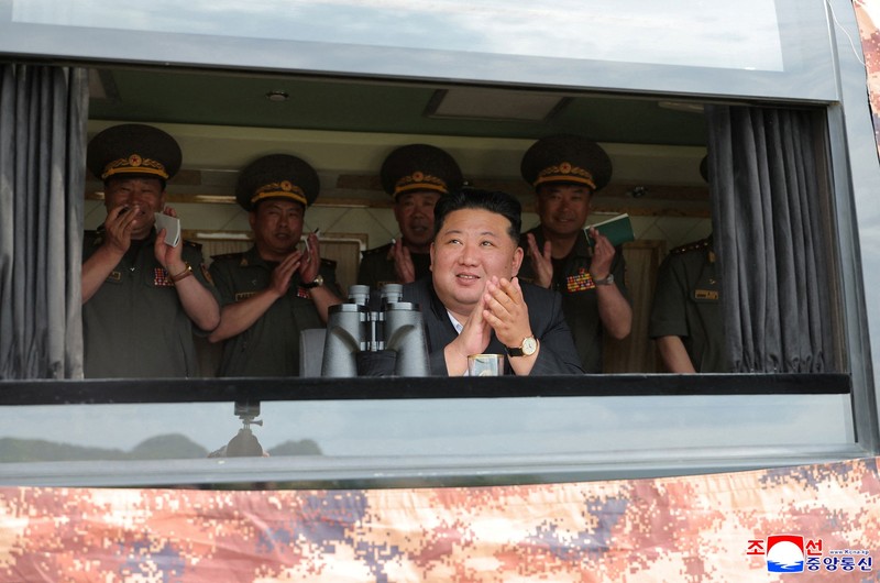 Pemimpin Korea Utara Kim Jong Un mengawasi uji coba senjata di Korea Utara, Kamis (25/6/2026). (KCNA via REUTERS)