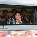 Pemimpin Korea Utara Kim Jong Un mengawasi uji coba senjata di Korea Utara, Kamis (25/6/2026). (KCNA via REUTERS)