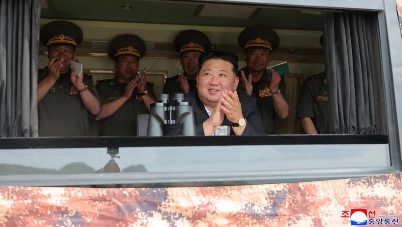 Pemimpin Korea Utara Kim Jong Un mengawasi uji coba senjata di Korea Utara, Kamis (25/6/2026). (KCNA via REUTERS)