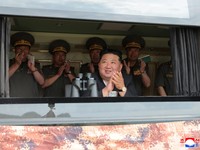 Pemimpin Korea Utara Kim Jong Un mengawasi uji coba senjata di Korea Utara, Kamis (25/6/2026). (KCNA via REUTERS)