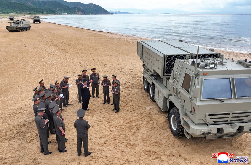 Pemimpin Korea Utara Kim Jong Un mengawasi uji coba senjata di Korea Utara, Kamis (25/6/2026). (KCNA via REUTERS)
