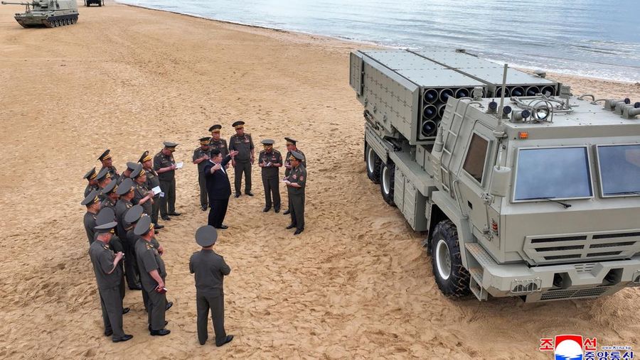 Pemimpin Korea Utara Kim Jong Un mengawasi uji coba senjata di Korea Utara, Kamis (25/6/2026). (KCNA via REUTERS)