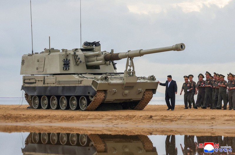 Pemimpin Korea Utara Kim Jong Un mengawasi uji coba senjata di Korea Utara, Kamis (25/6/2026). (KCNA via REUTERS)