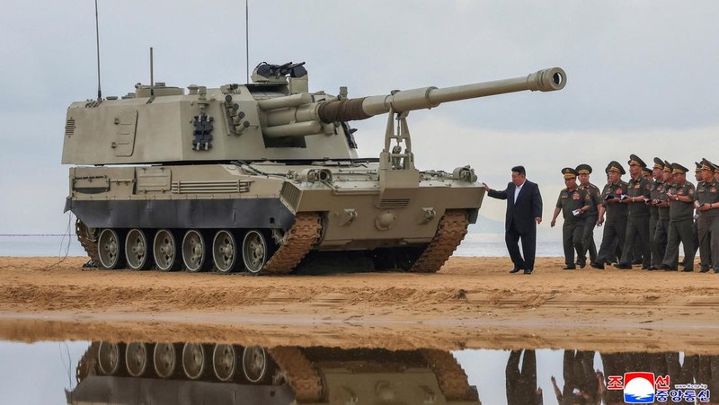 Pemimpin Korea Utara Kim Jong Un mengawasi uji coba senjata di Korea Utara, Kamis (25/6/2026). (KCNA via REUTERS)