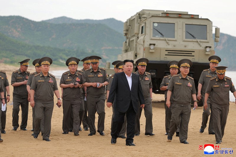Pemimpin Korea Utara Kim Jong Un mengawasi uji coba senjata di Korea Utara, Kamis (25/6/2026). (KCNA via REUTERS)