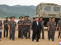 Pemimpin Korea Utara Kim Jong Un mengawasi uji coba senjata di Korea Utara, Kamis (25/6/2026). (KCNA via REUTERS)