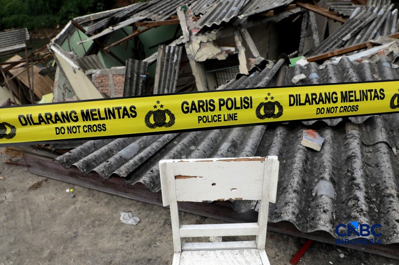 Sebuah rumah ambruk di tepi aliran Kali Ciliwung, Bendungan Hilir, Tanah Abang, Jakarta Pusat, Jumat, (26/6/2026). (CNBC Indonesia/Muhammad Sabki)