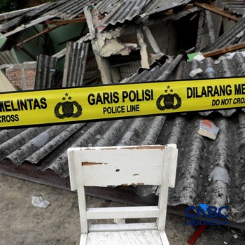 Sebuah rumah ambruk di tepi aliran Kali Ciliwung, Bendungan Hilir, Tanah Abang, Jakarta Pusat, Jumat, (26/6/2026). (CNBC Indonesia/Muhammad Sabki)