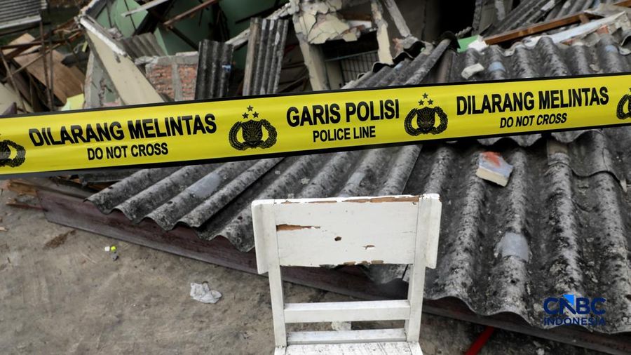 Sebuah rumah ambruk di tepi aliran Kali Ciliwung, Bendungan Hilir, Tanah Abang, Jakarta Pusat, Jumat, (26/6/2026). (CNBC Indonesia/Muhammad Sabki)