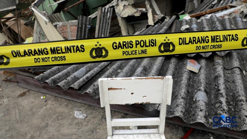 Sebuah rumah ambruk di tepi aliran Kali Ciliwung, Bendungan Hilir, Tanah Abang, Jakarta Pusat, Jumat, (26/6/2026). (CNBC Indonesia/Muhammad Sabki)