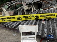 Sebuah rumah ambruk di tepi aliran Kali Ciliwung, Bendungan Hilir, Tanah Abang, Jakarta Pusat, Jumat, (26/6/2026). (CNBC Indonesia/Muhammad Sabki)