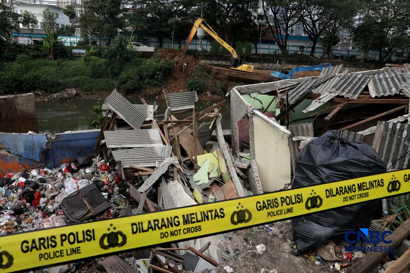 Sebuah rumah ambruk di tepi aliran Kali Ciliwung, Bendungan Hilir, Tanah Abang, Jakarta Pusat, Jumat, (26/6/2026). (CNBC Indonesia/Muhammad Sabki)