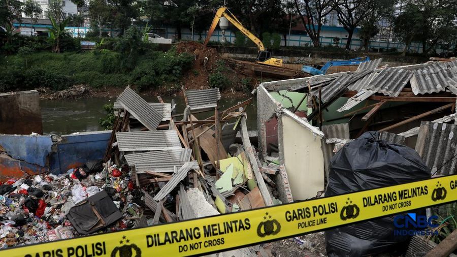 Sebuah rumah ambruk di tepi aliran Kali Ciliwung, Bendungan Hilir, Tanah Abang, Jakarta Pusat, Jumat, (26/6/2026).