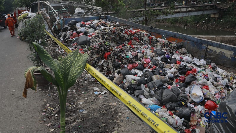 Sebuah rumah ambruk di tepi aliran Kali Ciliwung, Bendungan Hilir, Tanah Abang, Jakarta Pusat, Jumat, (26/6/2026). (CNBC Indonesia/Muhammad Sabki)