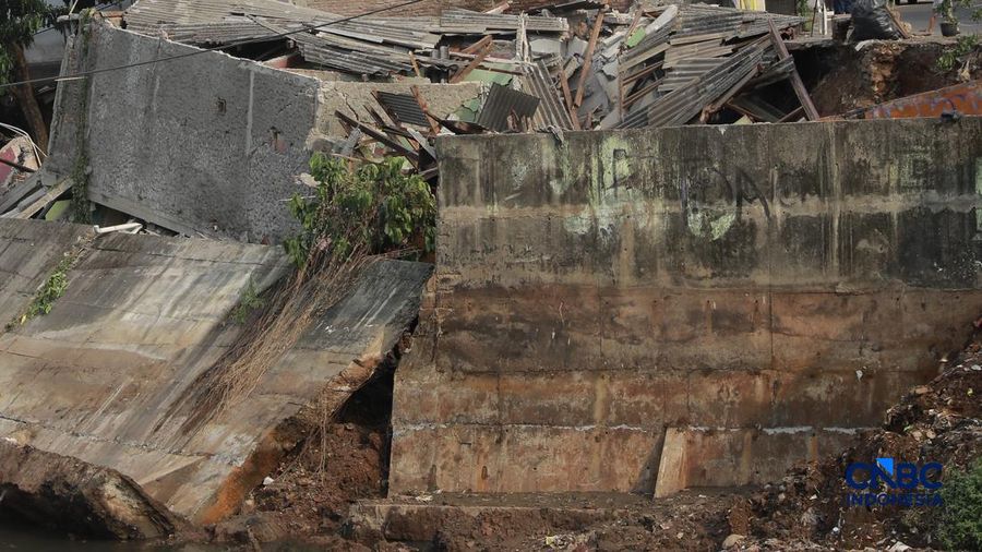 Sebuah rumah ambruk di tepi aliran Kali Ciliwung, Bendungan Hilir, Tanah Abang, Jakarta Pusat, Jumat, (26/6/2026). (CNBC Indonesia/Muhammad Sabki)