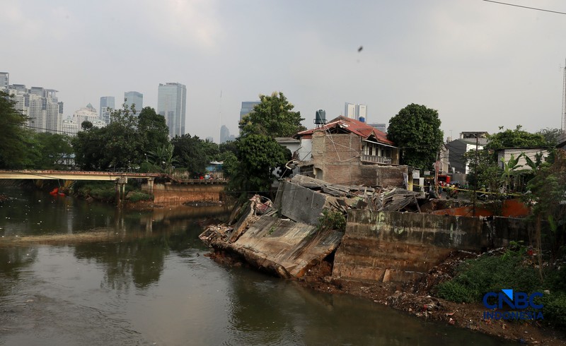 Sebuah rumah ambruk di tepi aliran Kali Ciliwung, Bendungan Hilir, Tanah Abang, Jakarta Pusat, Jumat, (26/6/2026). (CNBC Indonesia/Muhammad Sabki)