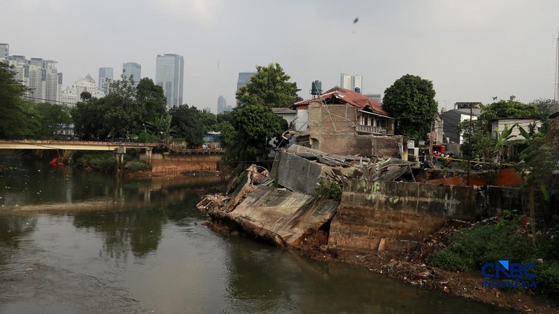 Sebuah rumah ambruk di tepi aliran Kali Ciliwung, Bendungan Hilir, Tanah Abang, Jakarta Pusat, Jumat, (26/6/2026).