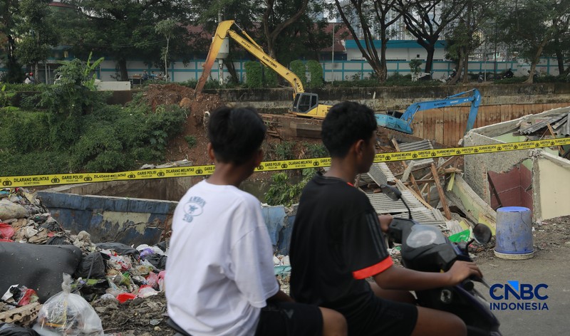 Sebuah rumah ambruk di tepi aliran Kali Ciliwung, Bendungan Hilir, Tanah Abang, Jakarta Pusat, Jumat, (26/6/2026). (CNBC Indonesia/Muhammad Sabki)