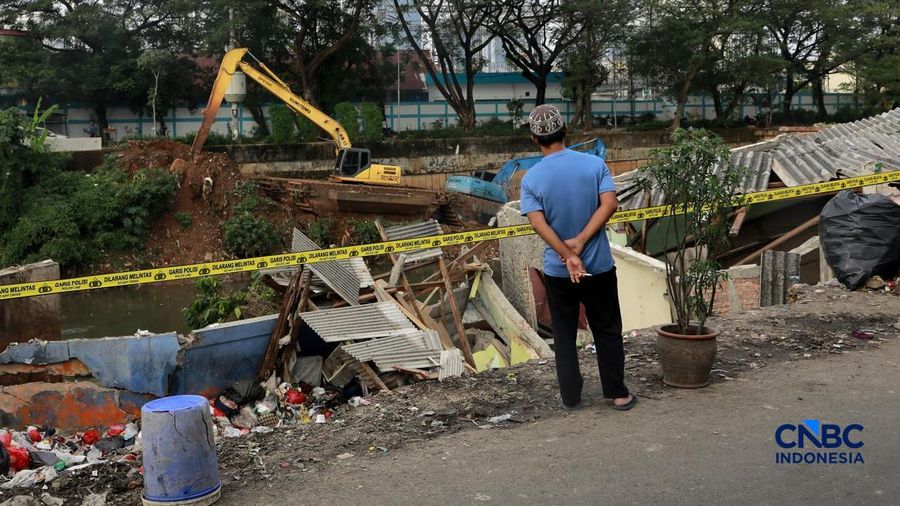 Sebuah rumah ambruk di tepi aliran Kali Ciliwung, Bendungan Hilir, Tanah Abang, Jakarta Pusat, Jumat, (26/6/2026).