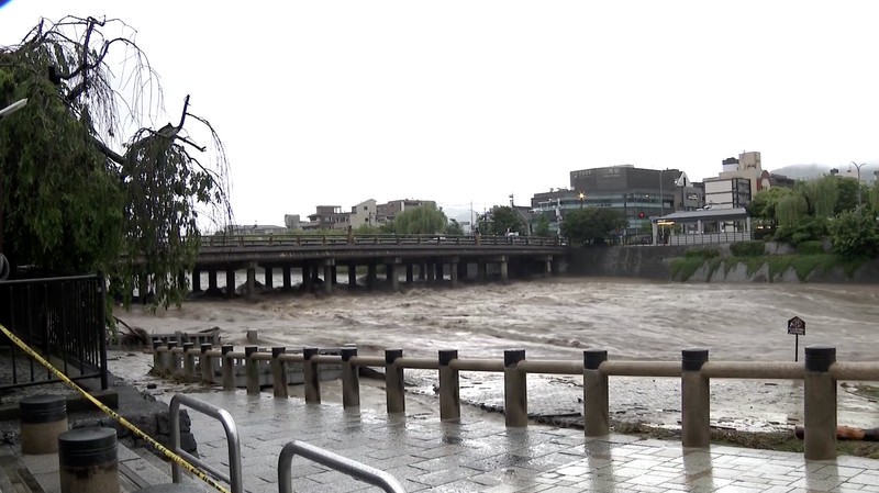 Sungai Kamo yang menjadi salah satu ikon Kota Kyoto meluap pada Jumat (26/6/2026) akibat hujan deras yang mengguyur wilayah tersebut. (Tangkapan Layar Video Reuters/NIPPON TV/JAPAN)