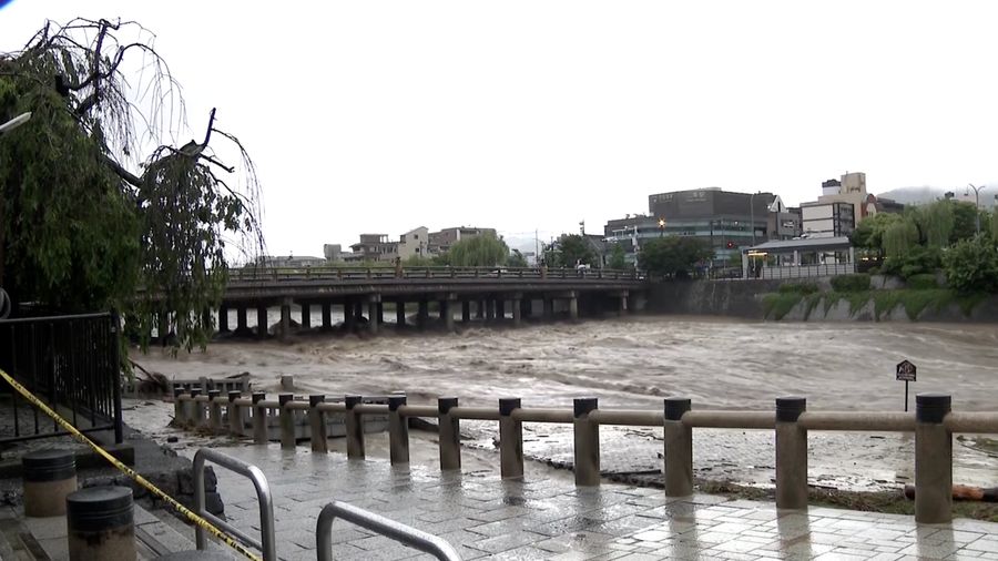 Sungai Kamo yang menjadi salah satu ikon Kota Kyoto meluap pada Jumat (26/6/2026) akibat hujan deras yang mengguyur wilayah tersebut.