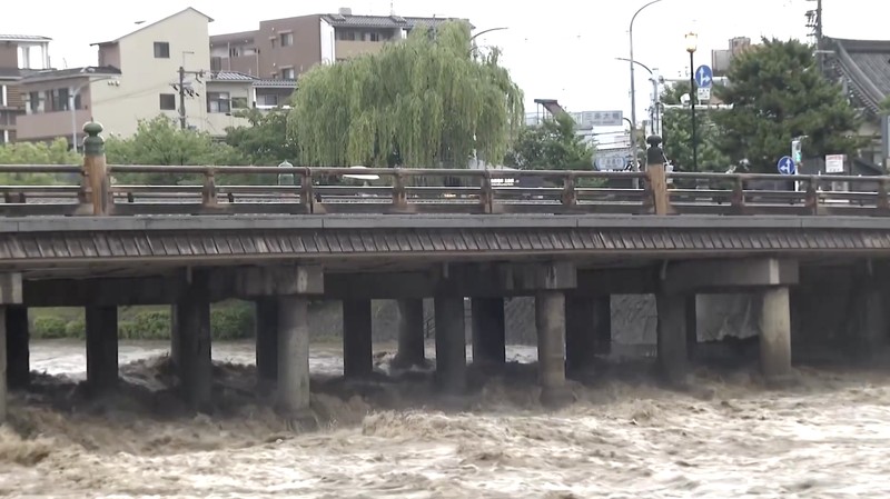 Sungai Kamo yang menjadi salah satu ikon Kota Kyoto meluap pada Jumat (26/6/2026) akibat hujan deras yang mengguyur wilayah tersebut. (Tangkapan Layar Video Reuters/NIPPON TV/JAPAN)