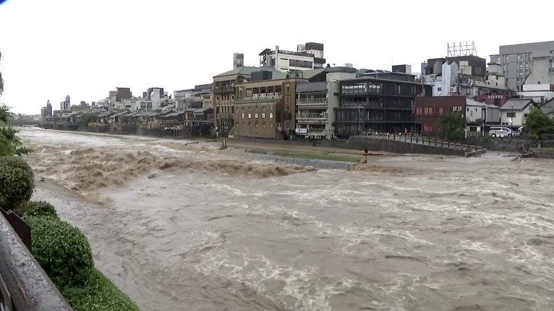 Sungai Kamo yang menjadi salah satu ikon Kota Kyoto meluap pada Jumat (26/6/2026) akibat hujan deras yang mengguyur wilayah tersebut. (Tangkapan Layar Video Reuters/NIPPON TV/JAPAN)