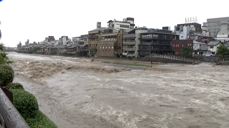 Sungai Kamo yang menjadi salah satu ikon Kota Kyoto meluap pada Jumat (26/6/2026) akibat hujan deras yang mengguyur wilayah tersebut. (Tangkapan Layar Video Reuters/NIPPON TV/JAPAN)