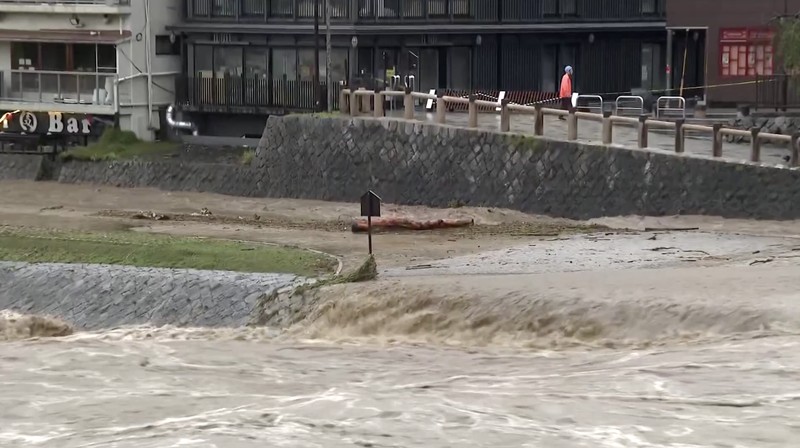 Sungai Kamo yang menjadi salah satu ikon Kota Kyoto meluap pada Jumat (26/6/2026) akibat hujan deras yang mengguyur wilayah tersebut. (Tangkapan Layar Video Reuters/NIPPON TV/JAPAN)