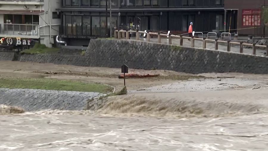 Sungai Kamo yang menjadi salah satu ikon Kota Kyoto meluap pada Jumat (26/6/2026) akibat hujan deras yang mengguyur wilayah tersebut.