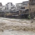 Sungai Kamo yang menjadi salah satu ikon Kota Kyoto meluap pada Jumat (26/6/2026) akibat hujan deras yang mengguyur wilayah tersebut. (Tangkapan Layar Video Reuters/NIPPON TV/JAPAN)