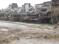 Sungai Kamo yang menjadi salah satu ikon Kota Kyoto meluap pada Jumat (26/6/2026) akibat hujan deras yang mengguyur wilayah tersebut. (Tangkapan Layar Video Reuters/NIPPON TV/JAPAN)