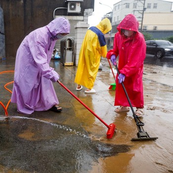 Warga membersihkan lumpur dan puing-puing dari daerah yang tergenang banjir setelah hujan deras akibat Badai Tropis Mekkhala di Hsinchu, Taiwan, 26 Juni 2026. (REUTERS/Ann Wang)