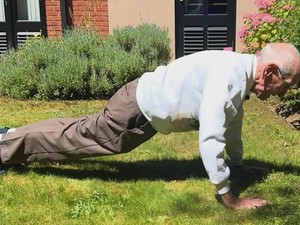 Usianya Nyaris 100 Tahun, Kakek di Inggris Ini Masih Kuat Push-up 40 Kali Sehari