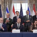 Menteri Luar Negeri AS Marco Rubio dan Duta Besar Israel untuk AS Yechiel Leiter bertepuk tangan setelah menandatangani perjanjian kerangka kerja antara Israel dan Lebanon bersama Penasihat Departemen Luar Negeri Daniel Holler, dan Duta Besar Lebanon