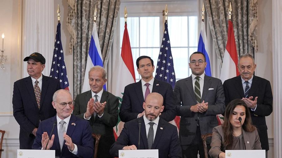 Menteri Luar Negeri AS Marco Rubio dan Duta Besar Israel untuk AS Yechiel Leiter bertepuk tangan setelah menandatangani perjanjian kerangka kerja antara Israel dan Lebanon bersama Penasihat Departemen Luar Negeri Daniel Holler, dan Duta Besar Lebanon