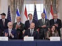 Menteri Luar Negeri AS Marco Rubio dan Duta Besar Israel untuk AS Yechiel Leiter bertepuk tangan setelah menandatangani perjanjian kerangka kerja antara Israel dan Lebanon bersama Penasihat Departemen Luar Negeri Daniel Holler, dan Duta Besar Lebanon