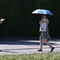 Orang-orang menggunakan payung dan kipas angin untuk melindungi diri dari suhu tinggi di Munich, Jerman, 26 Juni 2026. (REUTERS/Angelika Warmuth)