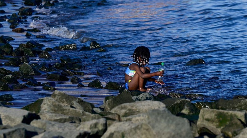Orang-orang menikmati berjemur di pelabuhan Hamburg, Jerman, 26 Juni 2026. (REUTERS/Fabian Bimmer)