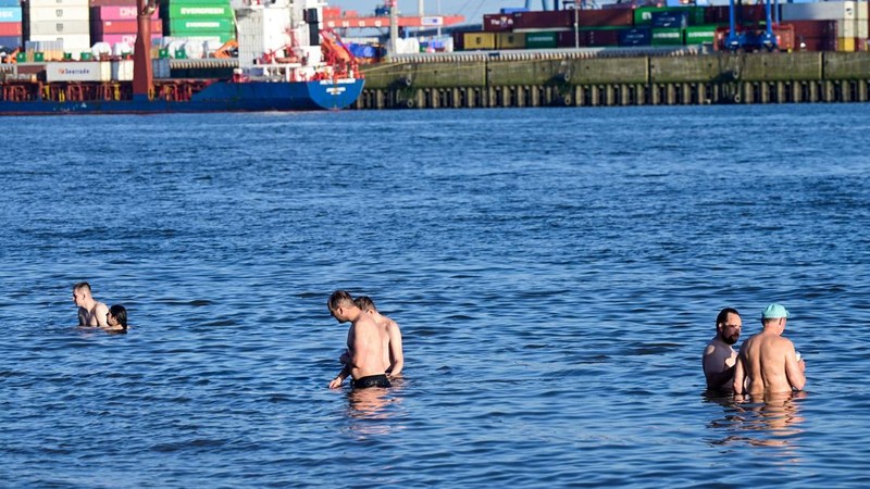 Orang-orang menikmati kesejukan air Sungai Elbe saat sebuah kapal pesiar meninggalkan pelabuhan di Hamburg, Jerman, 26 Juni 2026. (REUTERS/Fabian Bimmer)